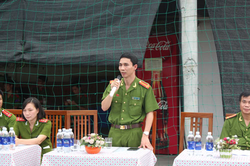 Đồng chí Trung tá Lê Trung Kiên, đại diện khoa Luật phát biểu tại buổi lễ